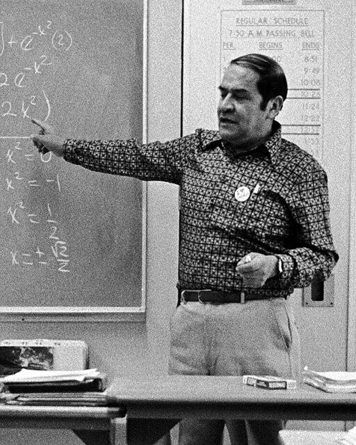 Jaime Escalante teaching, 1983 (cropped)