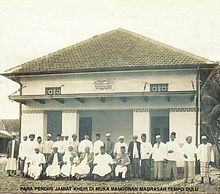 Habib Ali (front row: ketiga dari kiri) dengan anggota pendiri Jamiat Kheir.