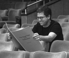 John Powell com sua partitura (cortada).tif