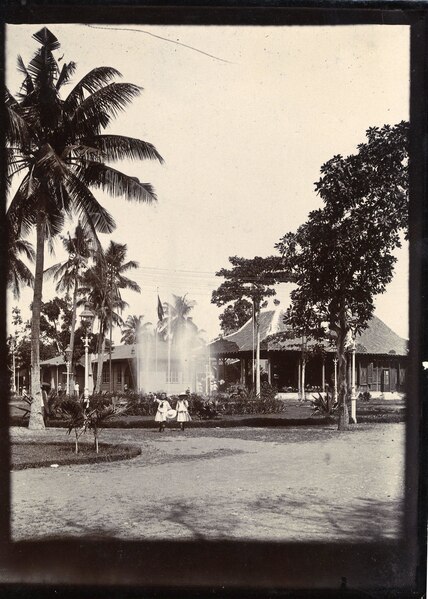 File:KITLV A911 - Fontein met het Semarang-paviljoen (rechts) op het plein dat toegang geeft tot de inheemse afdeling op de Koloniale Tentoonstelling te Semarang, KITLV 55995.tiff