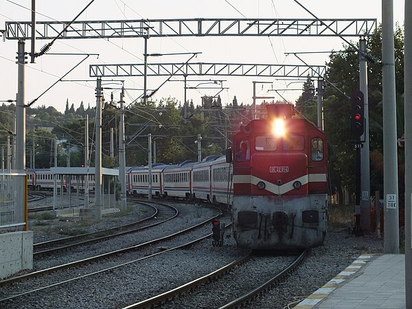A DE22000 series locomotive pulls the Karesi Express into Menemen