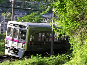 高尾線の列車（高尾 - 高尾山口 2007年7月6日）