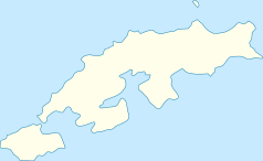 Mapa konturowa Wyspy Króla Jerzego, blisko centrum na dole znajduje się punkt z opisem „Ezcurra Inlet”