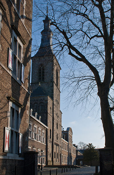 File:Klosterkirche mit angrenzenden Gebäuden II.jpg