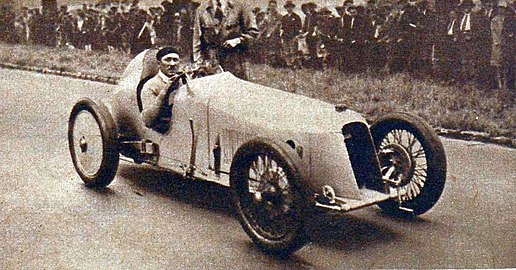 Morel tras batir el récord mundial del kilómetro y de la milla lanzados en Arpajon, 1928