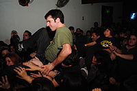 A crowd of moshers, with a few people "crowdsurfing" on top of the mosh pit La Gente Mosheando.JPG