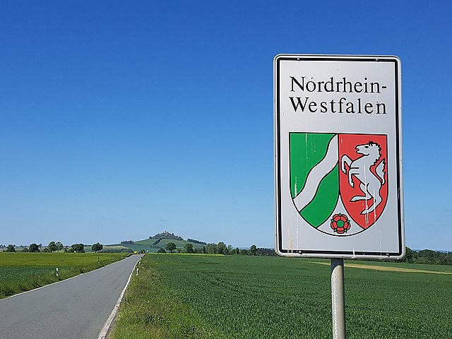 State border with North Rhine-Westphalia near Warburg; in the background the Desenberg, with 345 m landmark and highest point in the Warburger Börde n