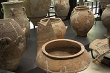 Thapsos culture pottery Large pottery, Sicily, 1500-1200 BC, AM Syracuse, 121338.jpg