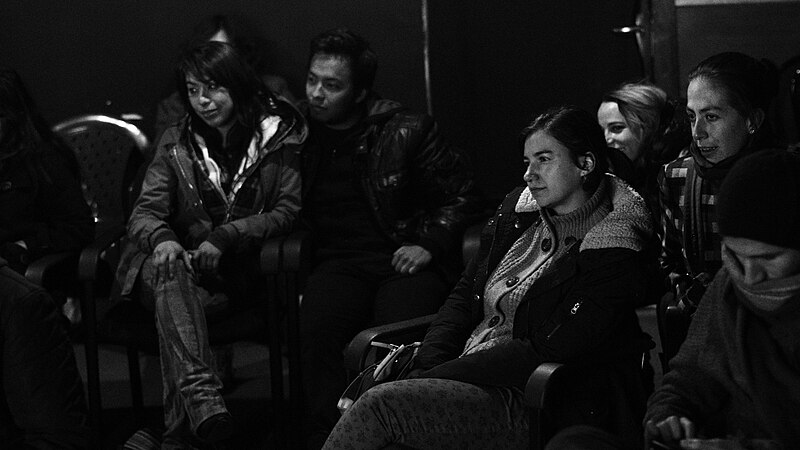 File:Las directoras de cine boliviano Catalina Razzini y Gabriela Paz (izquierda) y otras personas en una función del II Festival de Cine Radical de La Paz, Bolivia (2015).jpg