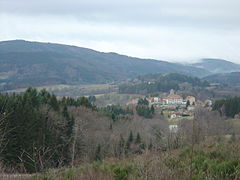 Plus bas le Bourg du Brugeron vu depuis la D106 montant au col.