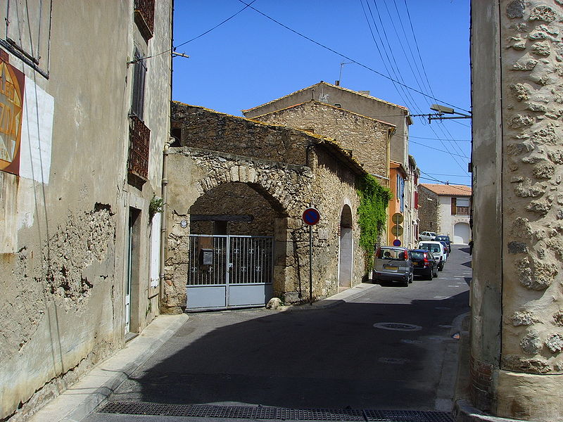 File:Leucate Village (Aude), back road.jpg