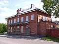 Linghems stationsbyggnad är från 1873, i historicerande stil med fasader i rött tegel med valmat sadeltak.