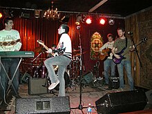 Yarrow, Aralık 2009'da Provo, Utah'daki Velor'da grupların savaşında canlı performans sergiliyor.