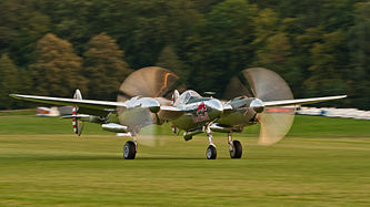 English: Red Bull (The Flying Bulls) Lockheed P-38L Lightning (reg. N25Y, cn 422-8509, built in 1944). Engine: 2 × Allison V1710 (2 × 1.475 hp). Deutsch: Red Bull (The Flying Bulls) Lockheed P-38L Lightning (Reg. N25Y, cn 422-8509, Baujahr 1944). Antrieb: 2 × Allison V1710 (2 × 1.475 PS).