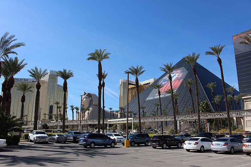 File:Luxor hotel pyramid Las Vegas.jpg