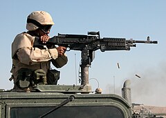 Az amerikai haditengerészet haditengerészeti mobil építőzászlóaljának tengerésze egy M240B-ből tüzel, amelyet egy HMMWV hadsereg terepjáró tornyára szereltek, 2004, Irak.