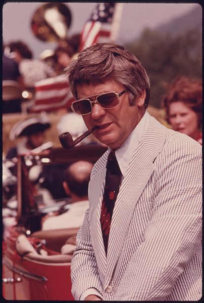 File:MAYOR BOB FOWLER OF HELEN, GEORGIA, NEAR ROBERTSTOWN WAITS TO LEAD THE FOURTH OF JULY PARADE DOWN MAIN STREET. HELEN... - NARA - 557708.jpg