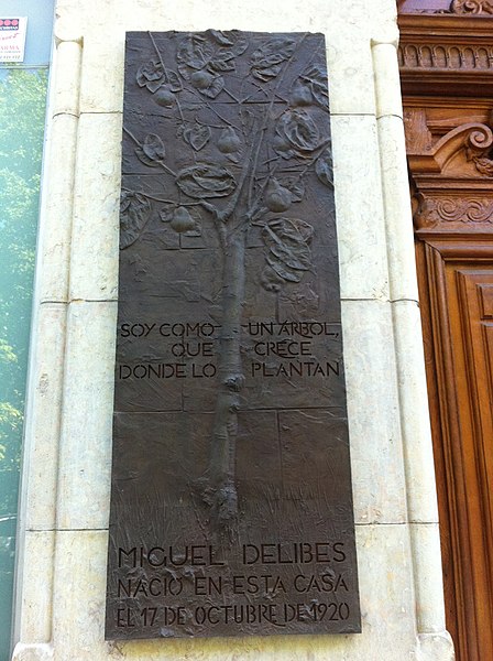 File:MIGUEL DELIBES - CASA EN LA QUE NACIÓ - 3 - PLACA.JPG