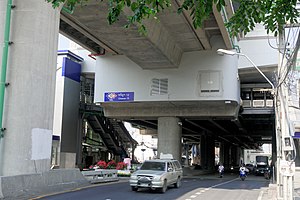 MRT Charan 13 – Station – Ta Phra side.jpg