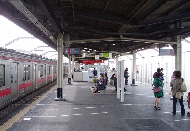 File:Maihama-sta-platform.JPG