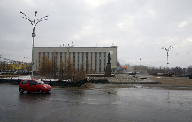 File:Main square of Monchegorsk.jpg