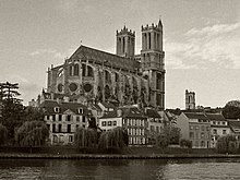 La Collegiata di Mantes dalla Senna.