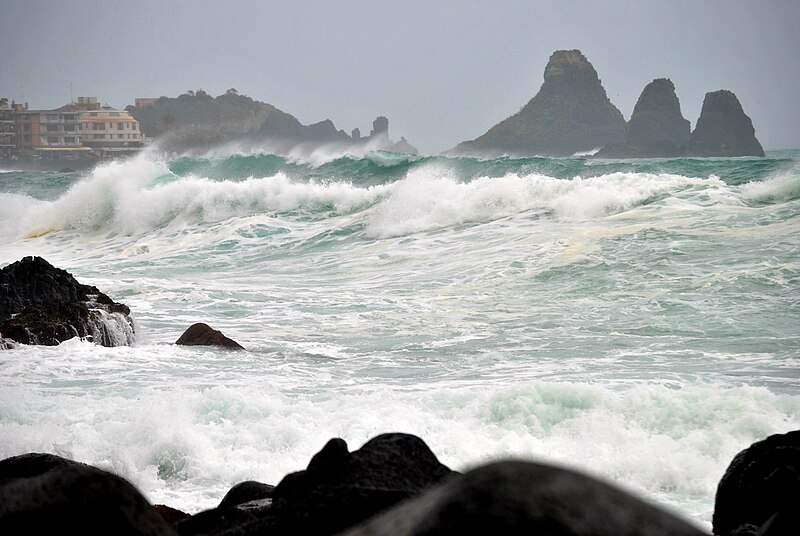 File:Mare Mosso Acicastello (6979355925).jpg