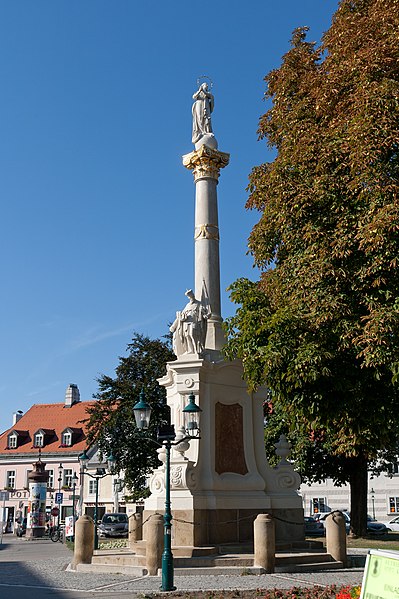 File:Mariensäule am Rathausplatz, Klosterneuburg 022.jpg