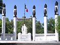 El Altar a la Patria, en honor a los Niños Héroes, se ubica al pie del Castillo de Chapultepec, que se aprecia en el fondo.