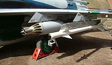 Eine R-3-Luft-Luft-Rakete und ein UB-16-Raketenbehälter an der Tragfläche einer MiG-21
