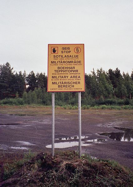 File:Military Area sign in Hiukkavaara Jul-Aug2008.jpg