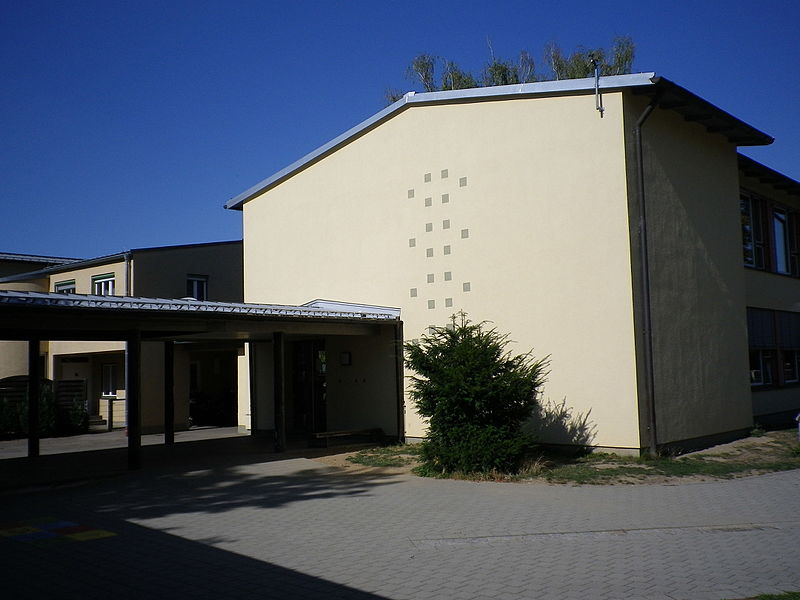 File:Mittelschule Auf der Schanz.JPG