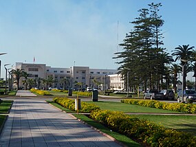 Jardim e edifício da prefeitura de Mohammedia