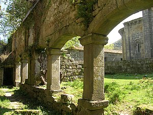 Ruinas del claustro de la iglesia de Sanfins de Friestas, con arcadas cortas.