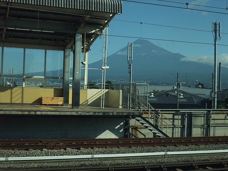 File:Mt.Fuji from Tōkaidō Shinkansen window view in Shin-Fuji Station.jpg