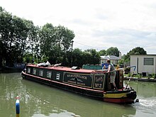 Narrowboat "Iona No 2" turns to enter the Aylesbury Arm of the Grand Union Canal - geograph.org.uk - 1495286.jpg