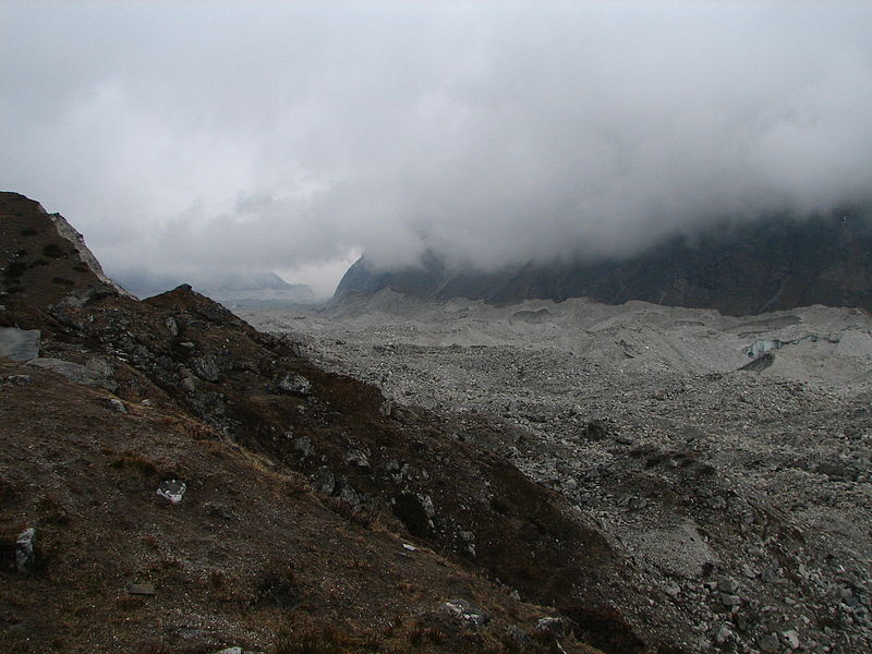 File:Nepal - Sagamartha Trek - 129 - The long Ngozumpa Gl. (500671988).jpg