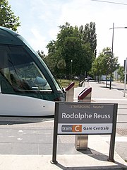 panneau positionné sur le quai du tramway et indiquant Strasbourg Neuhof. Rodolphe Reuss. Tram C, Gare Centrale.