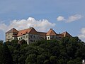 Die Burg vom Friedhof aus gesehen