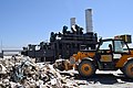 Movimentazione dei rifiuti stoccati in prossimità di un inceneritore durante le operazioni di collaudo per testare la capacità dell'impianto (Bagram Air Field, Afghanistan).