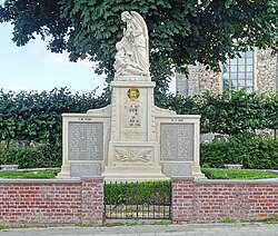 Nieuwkerke. Mémorial aux victimes civiles et militaires de la Première et Seconde Guerre mondiale.