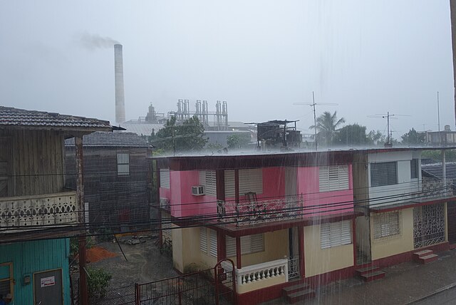 Niquero bei Regen, im Hintergrund die Zuckerfabrik