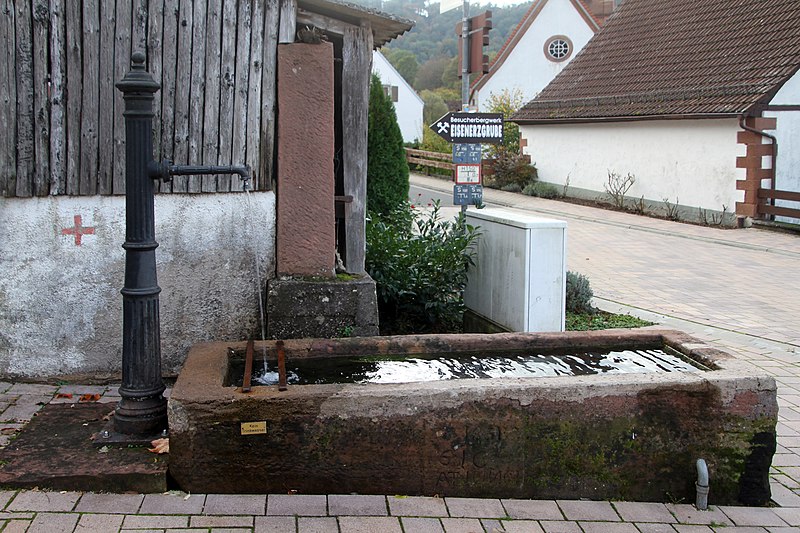 File:Nothweiler-28-Laufbrunnen bei Villenstr 2-2019-gje.jpg