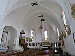 Le chœur. Sur la gauche, la chaire et la chapelle de la Vierge Marie. Sur les murs sont placés les tableaux du chemin de croix.
