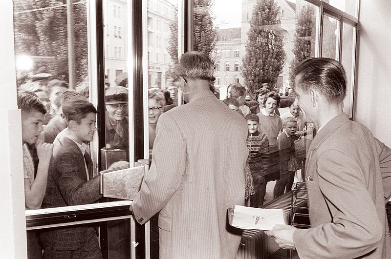 File:Odprtje prve samopostrežne trgovine v Mariboru na Partizanski cesti 1960.jpg