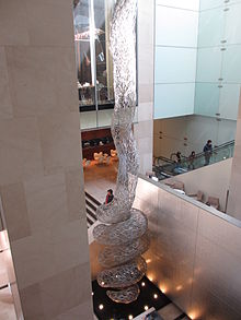 Eine sechzehn Meter hohe Skulptur aus vielen Aluminiumdrähten, die zu einer Struktur zusammengelötet sind, die an die Form einer riesigen, sich windenden Ranke erinnert