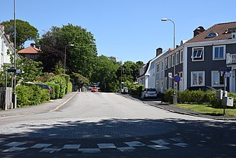 Olof Skötkonungsgatan sedd från Jättegrytsgatan, korsningen med Margretelundsgatan.