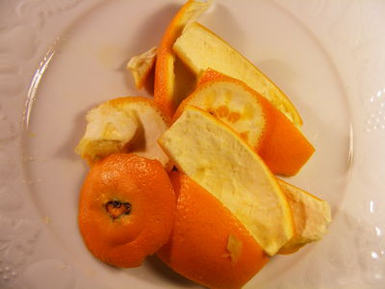 Вес кожуры апельсина. Корка апельсина. Апельсиновая кожура. Апельсиновая корочка. Резаные апельсиновые корки.