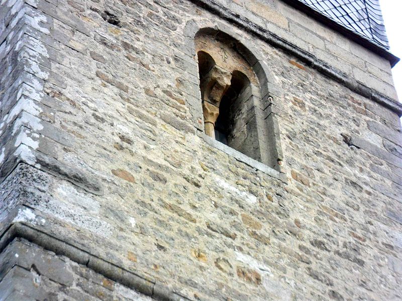 File:Orlach (Baden-Württemberg)-Kirchturm von Süden - zweites Obergeschoss mit Biforium und verwittertem Steinkopf-04102012.JPG