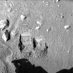 Les deux premières tranchées creusées par la pelle de Phoenix dans le sol martien.